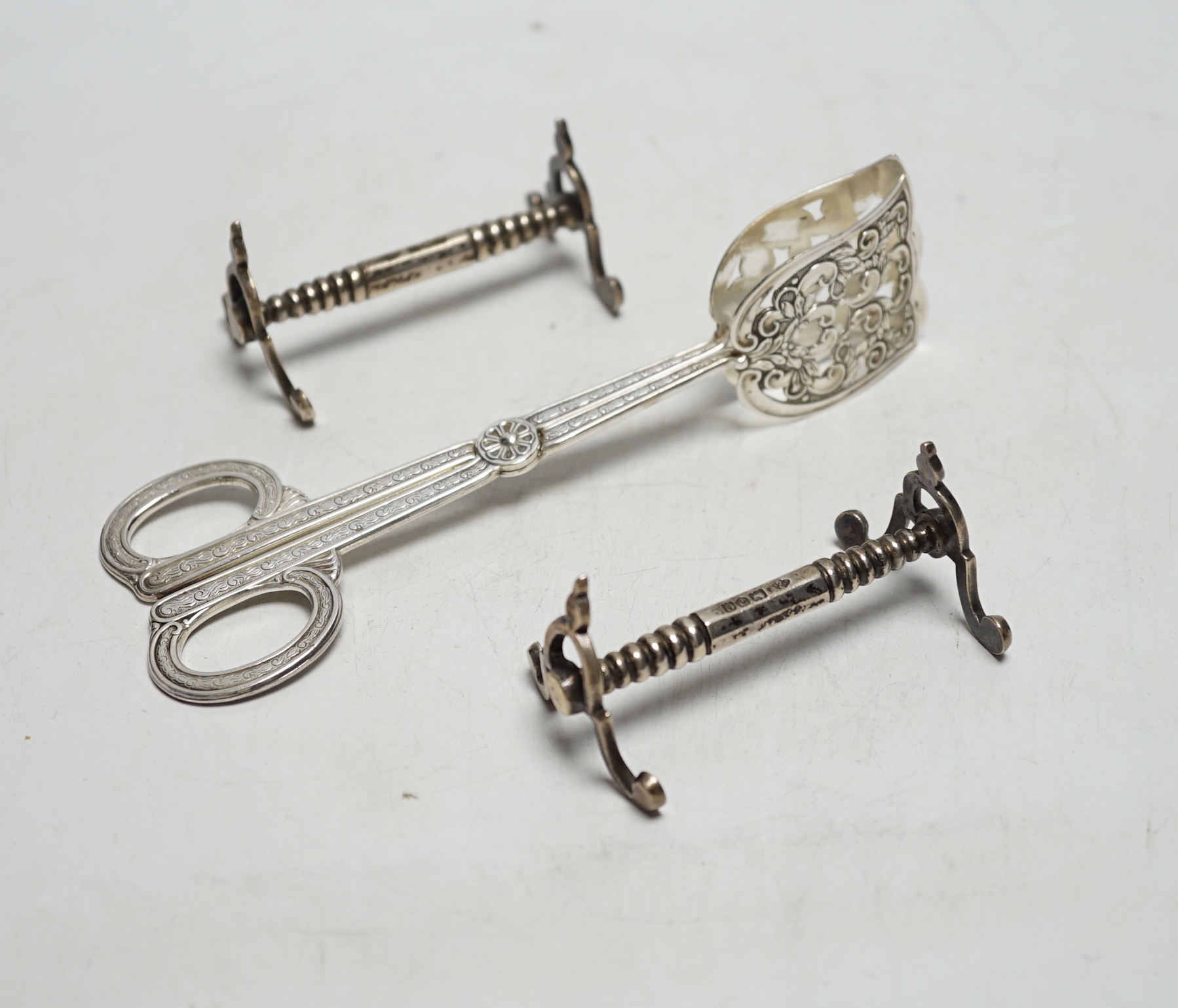 A pair of Swedish metal asparagus tongs and a pair of Edwardian silver knife rests, London, 1909.16.6cm